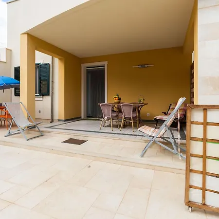 Apartment Flat Near The Sea With Air Conditioning And Patio *