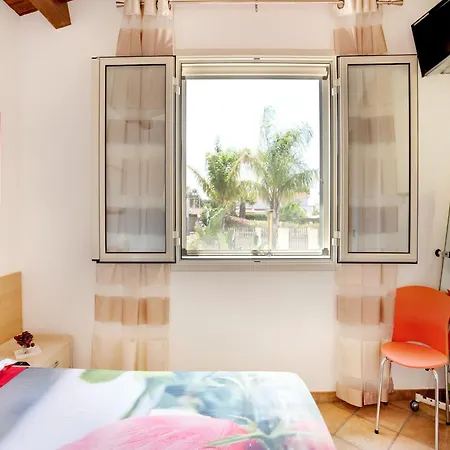Flat Near The Sea With Air Conditioning And Patio