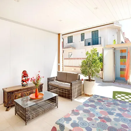 Flat Near The Sea With Air Conditioning And Patio Reitani