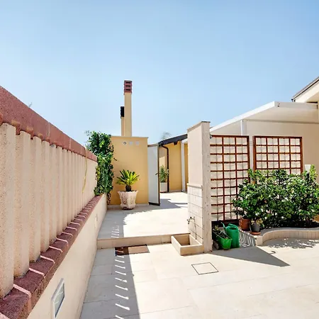 Flat Near The Sea With Air Conditioning And Patio *