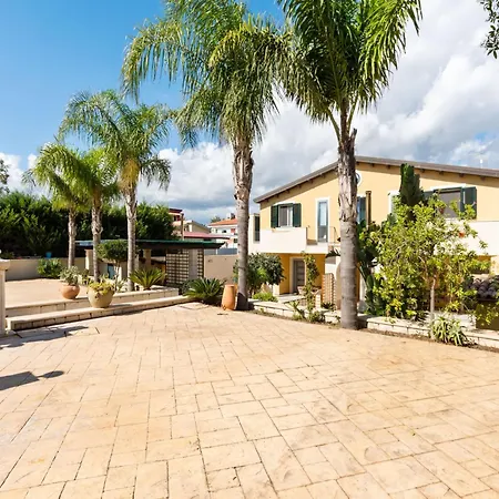 Apartment Flat Near The Sea With Air Conditioning And Patio *