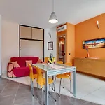 Flat Near The Sea With Air Conditioning And Patio