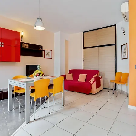 Flat Near The Sea With Air Conditioning And Patio