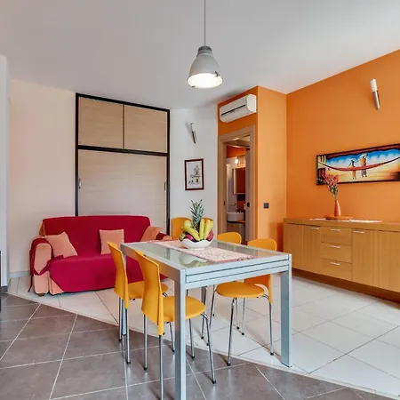 Flat Near The Sea With Air Conditioning And Patio
