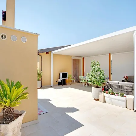 Flat Near The Sea With Air Conditioning And Patio Appartamento Reitani