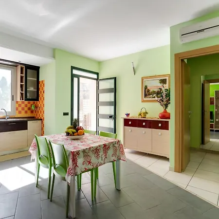 Flat Near The Sea With Air Conditioning And Patio